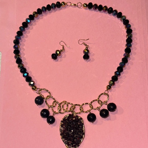 Elegant Black and Gold Necklace Set